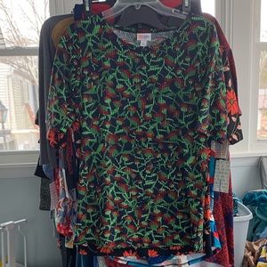 6/$15 Large digital floral print Gigi - NWT